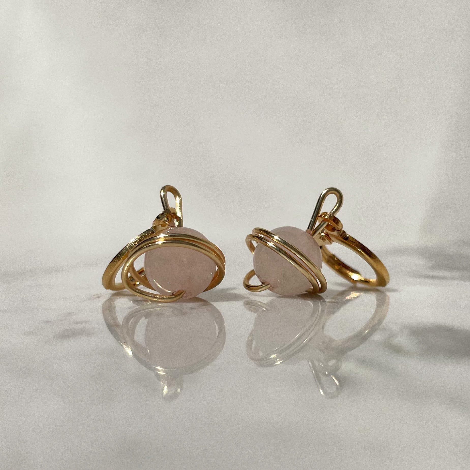 aretes Saturno cuarzo rosa artesanal México